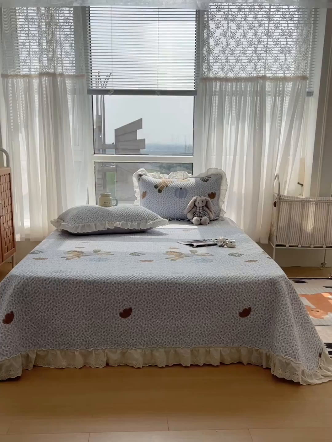 91家纺网 家纺一手货源 找家纺 爱彼家纺 2026新款印花泡芙棉花边床盖三件套-泡芙床盖 花边-爱心家园