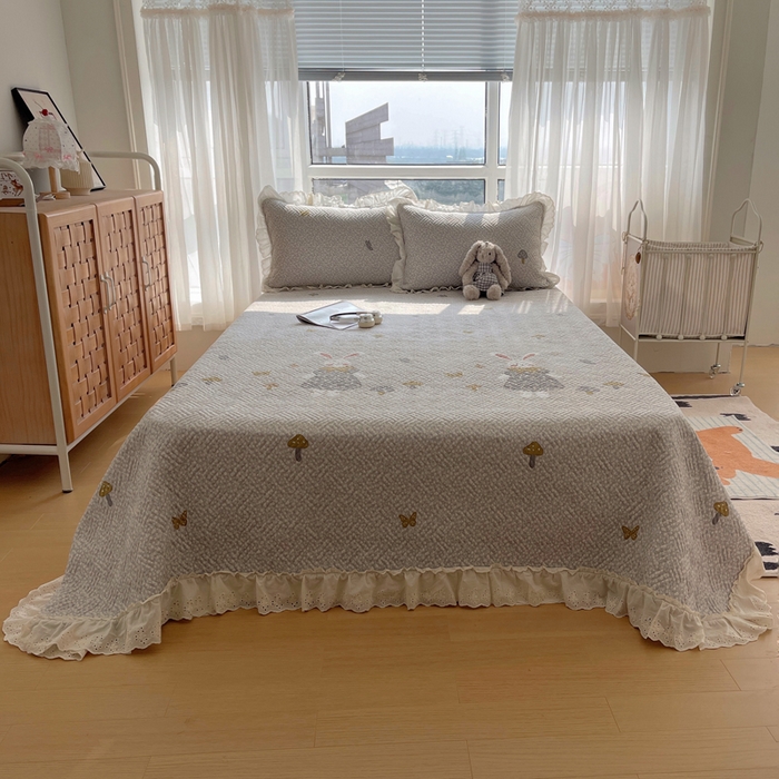 91家纺网 家纺一手货源 找家纺 爱彼家纺 2026新款印花泡芙棉花边床盖三件套-泡芙床盖 花边-花样年华