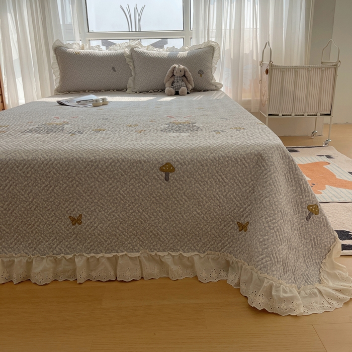 91家纺网 家纺一手货源 找家纺 爱彼家纺 2026新款印花泡芙棉花边床盖三件套-泡芙床盖 花边-花样年华