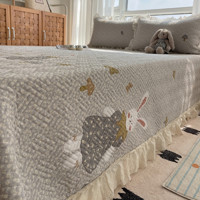 91家纺网 家纺一手货源 找家纺 爱彼家纺 2026新款印花泡芙棉花边床盖三件套-泡芙床盖 花边-花样年华