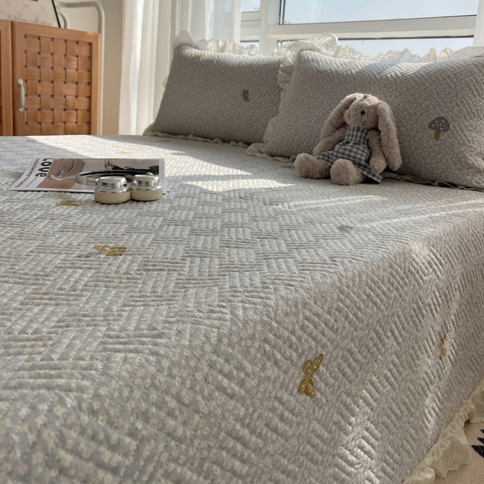 91家纺网 家纺一手货源 找家纺 爱彼家纺 2026新款印花泡芙棉花边床盖三件套-泡芙床盖 花边-花样年华