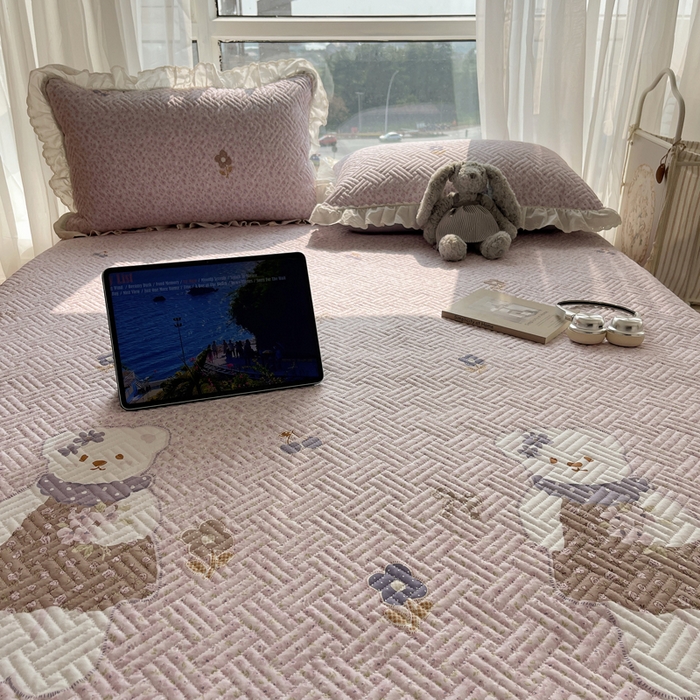 91家纺网 家纺一手货源 找家纺 爱彼家纺 2026新款印花泡芙棉花边床盖三件套-泡芙床盖 花边-可爱熊