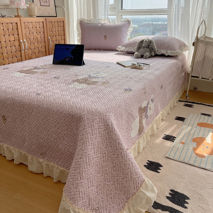 91家纺网 家纺一手货源 找家纺 爱彼家纺 2026新款印花泡芙棉花边床盖三件套-泡芙床盖 花边-可爱熊