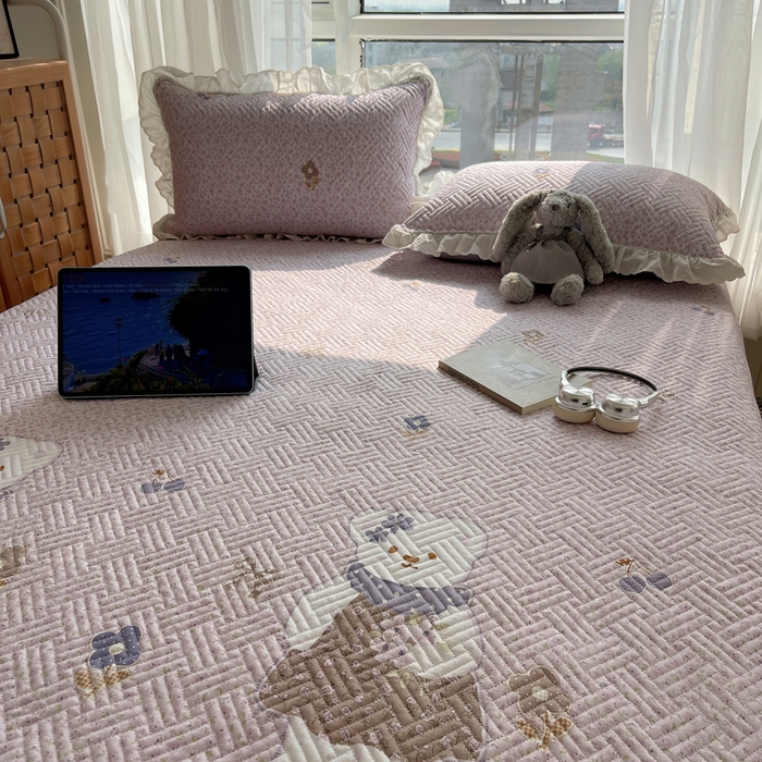 91家纺网 家纺一手货源 找家纺 爱彼家纺 2026新款印花泡芙棉花边床盖三件套-泡芙床盖 花边-可爱熊