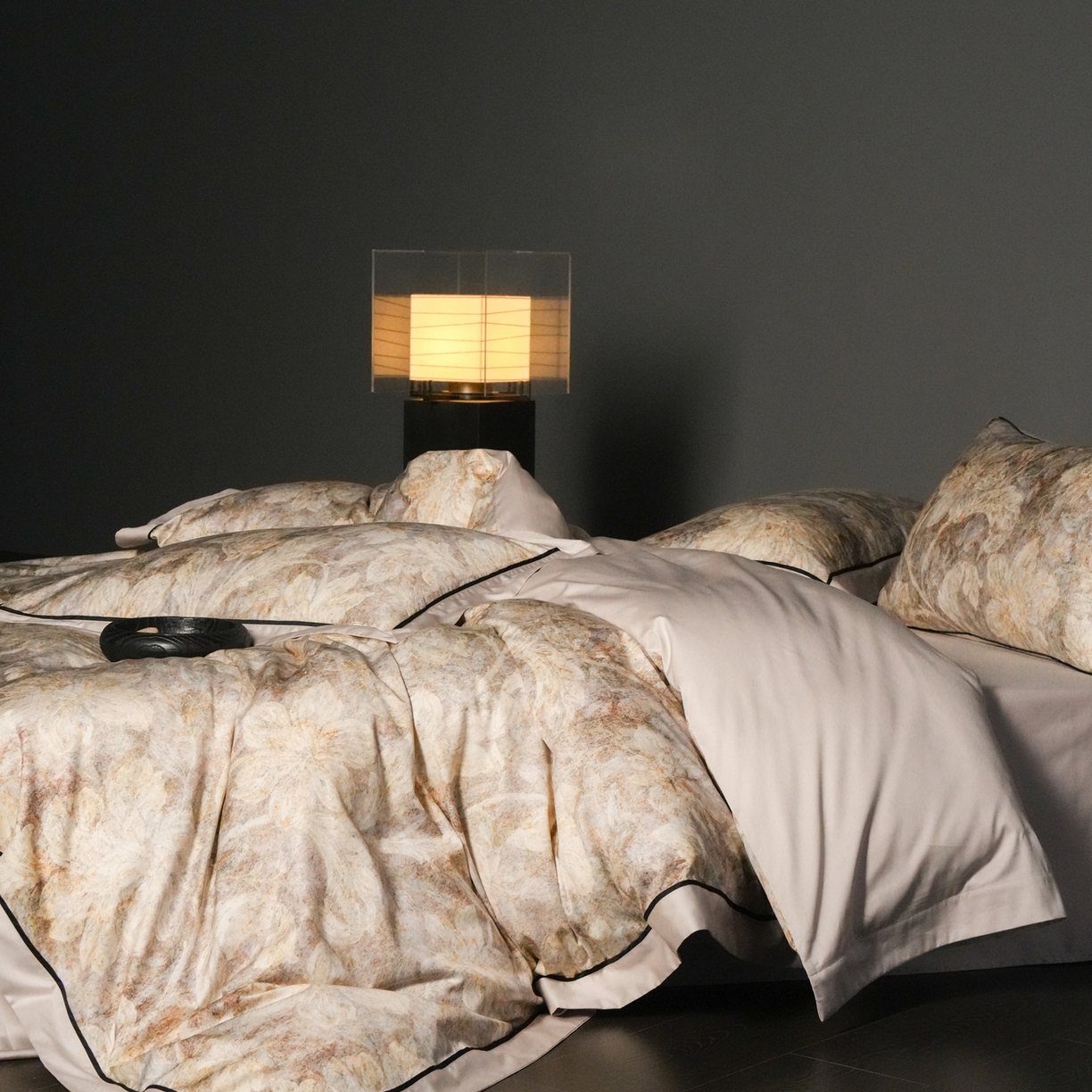 91家纺网 家纺一手货源 找家纺 赫帛 2026新款高端舒柔棉纯棉数码印花四件套-雾语百合系列 雾语百合-燕麦色