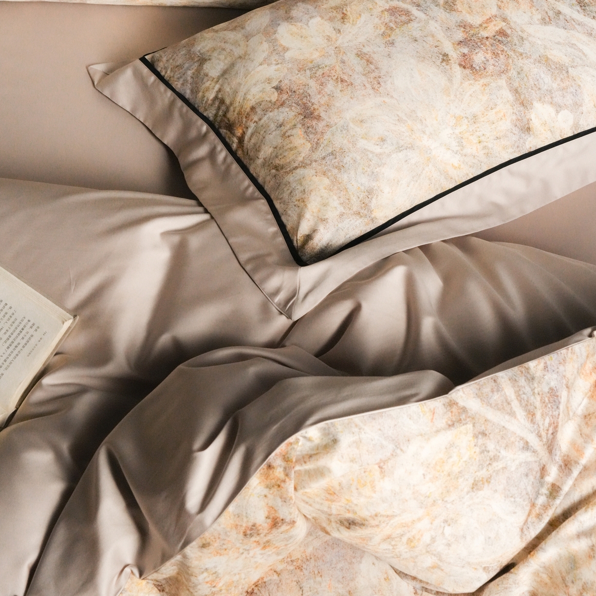 91家纺网 家纺一手货源 找家纺 赫帛 2026新款高端舒柔棉纯棉数码印花四件套-雾语百合系列 雾语百合-燕麦色