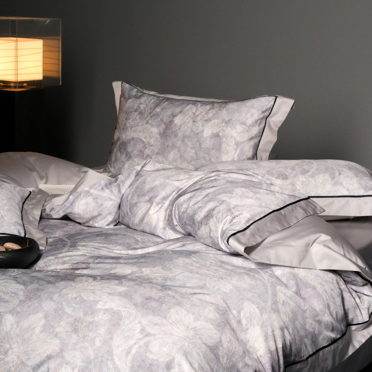 91家纺网 家纺一手货源 找家纺 赫帛 2026新款高端舒柔棉纯棉数码印花四件套-雾语百合系列 雾语百合-蓝色