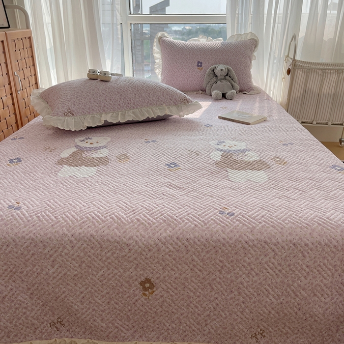 91家纺网 家纺一手货源 找家纺 爱彼家纺 2026新款印花泡芙棉花边床盖三件套-泡芙床盖 花边-可爱熊