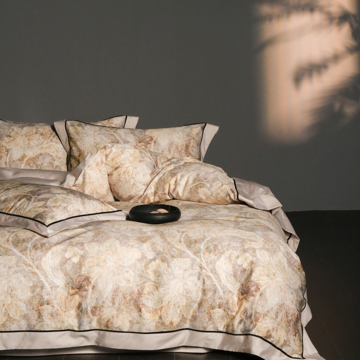 91家纺网 家纺一手货源 找家纺 赫帛 2026新款高端舒柔棉纯棉数码印花四件套-雾语百合系列 雾语百合-燕麦色