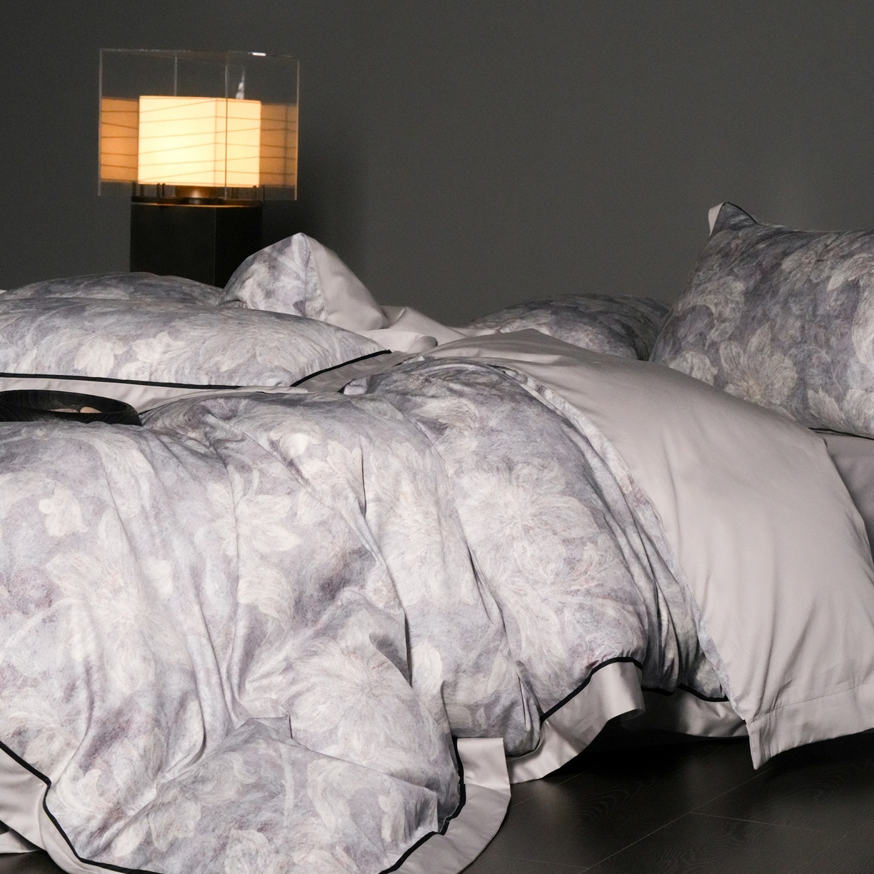 91家纺网 家纺一手货源 找家纺 赫帛 2026新款高端舒柔棉纯棉数码印花四件套-雾语百合系列 雾语百合-蓝色