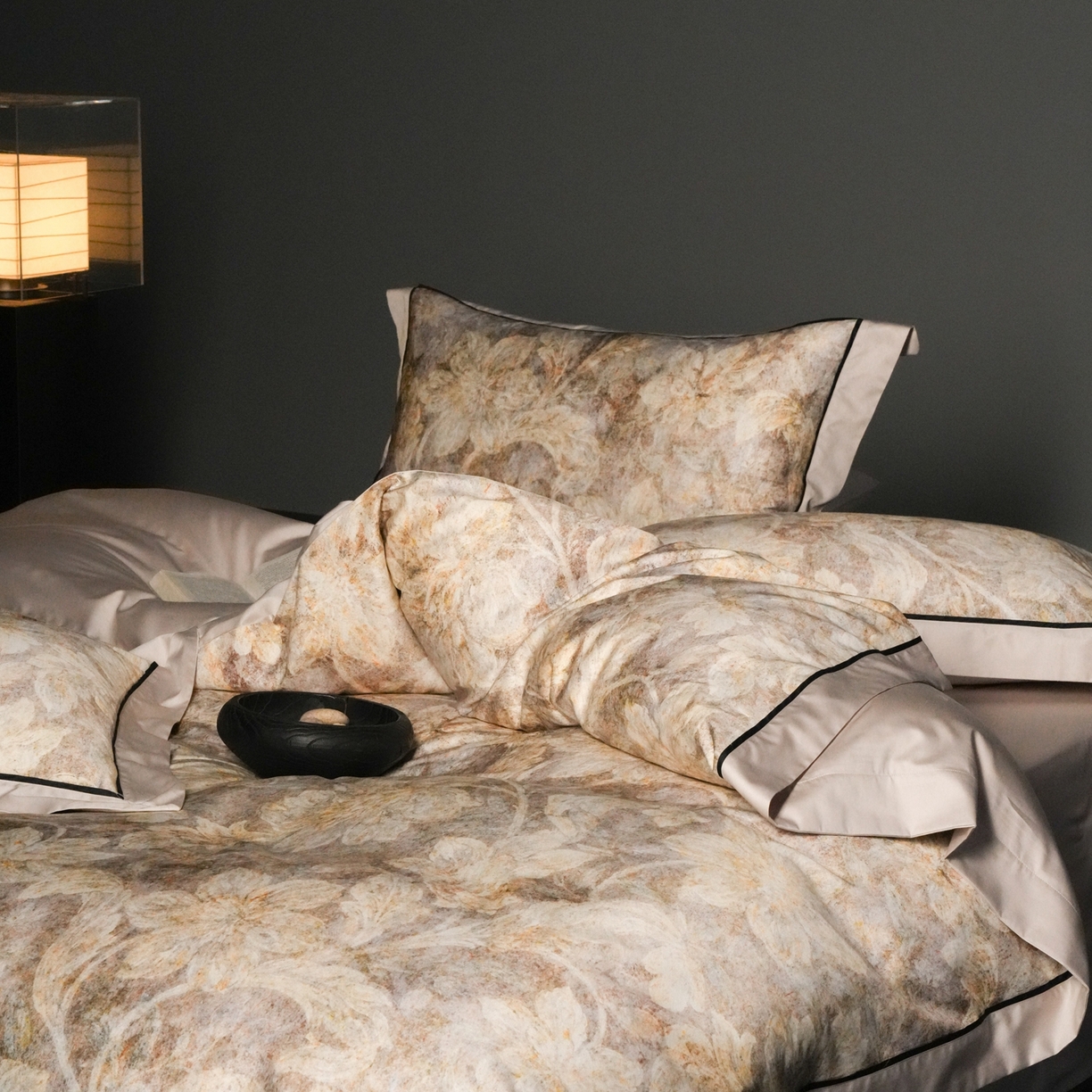 91家纺网 家纺一手货源 找家纺 赫帛 2026新款高端舒柔棉纯棉数码印花四件套-雾语百合系列 雾语百合-燕麦色