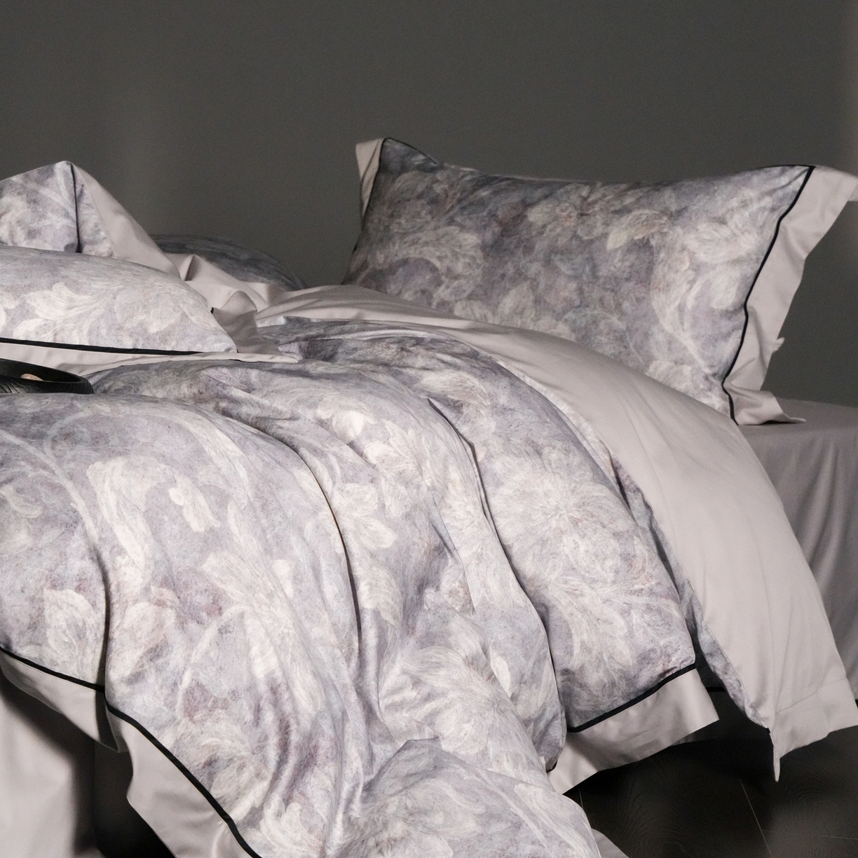 91家纺网 家纺一手货源 找家纺 赫帛 2026新款高端舒柔棉纯棉数码印花四件套-雾语百合系列 雾语百合-蓝色