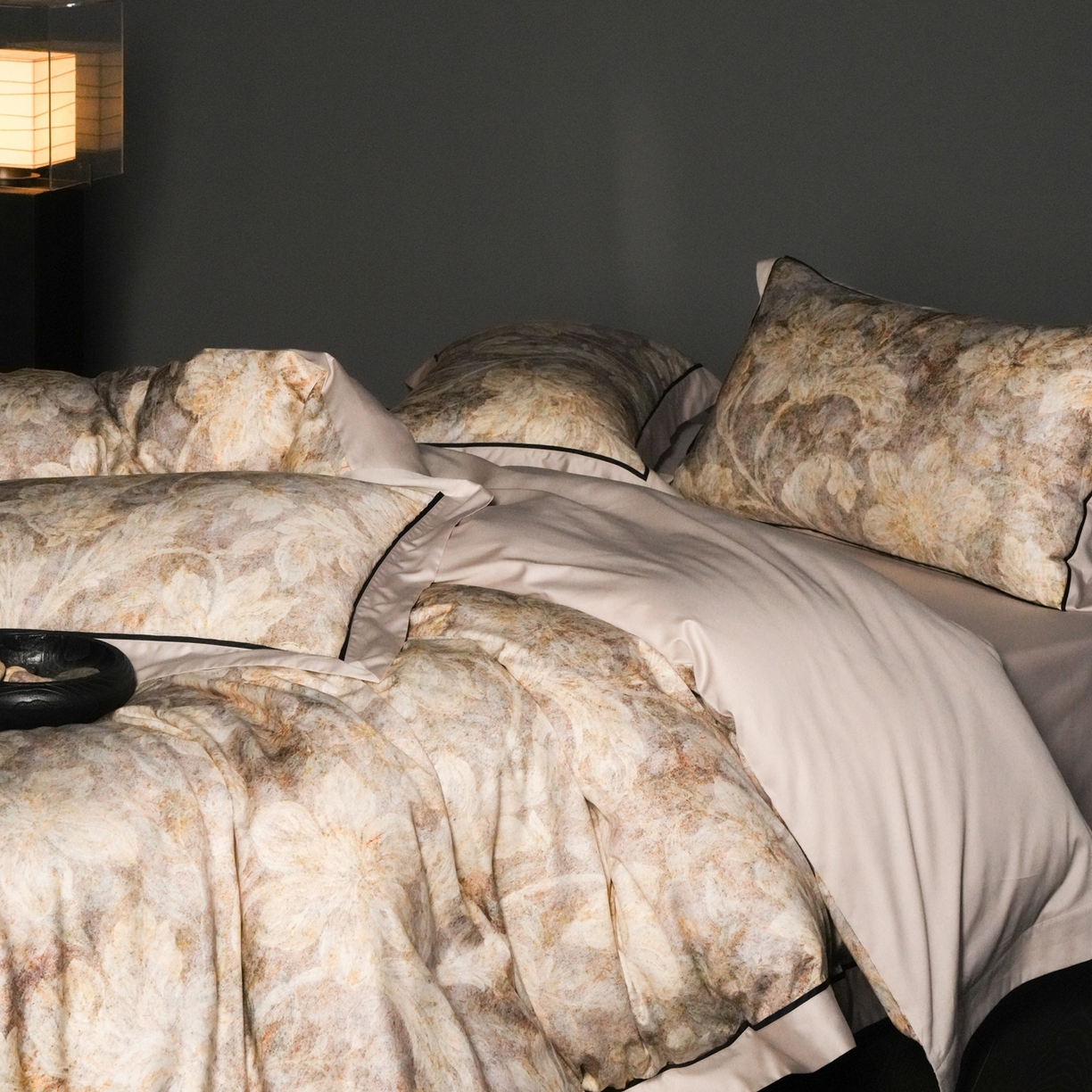 91家纺网 家纺一手货源 找家纺 赫帛 2026新款高端舒柔棉纯棉数码印花四件套-雾语百合系列 雾语百合-燕麦色