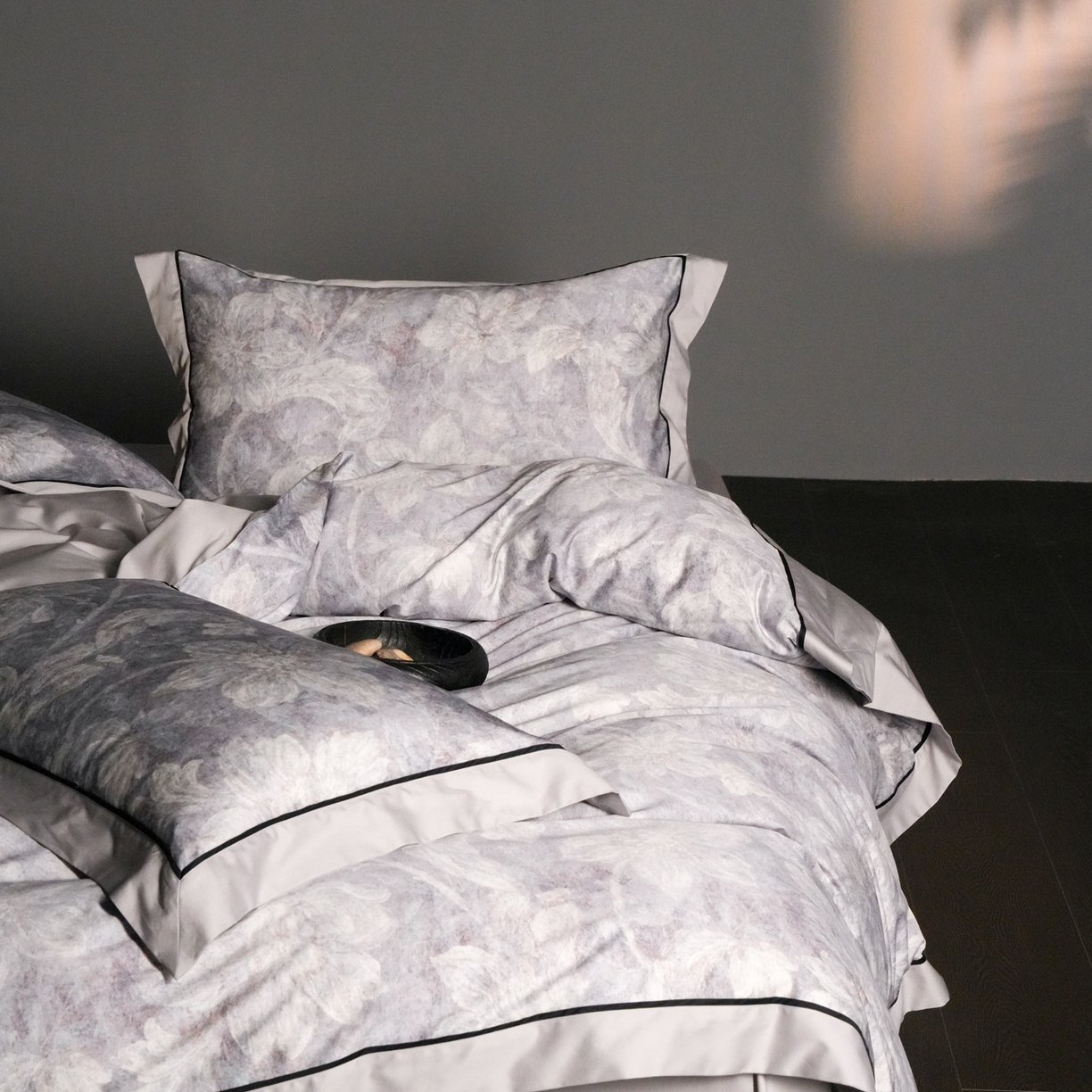 91家纺网 家纺一手货源 找家纺 赫帛 2026新款高端舒柔棉纯棉数码印花四件套-雾语百合系列 雾语百合-蓝色