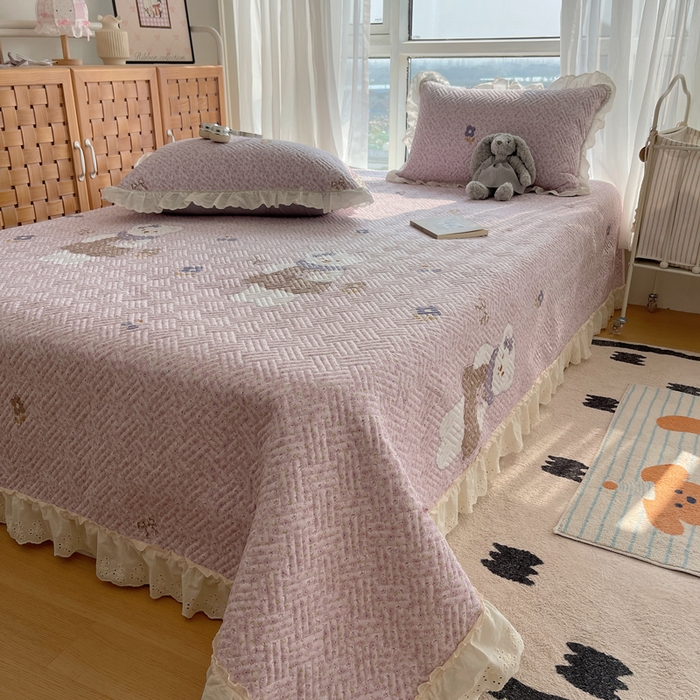 91家纺网 家纺一手货源 找家纺 爱彼家纺 2026新款印花泡芙棉花边床盖三件套-泡芙床盖 花边-可爱熊