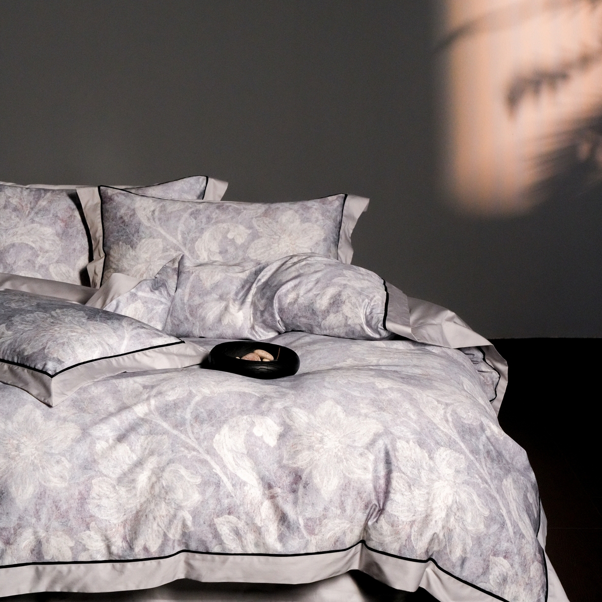 91家纺网 家纺一手货源 找家纺 赫帛 2026新款高端舒柔棉纯棉数码印花四件套-雾语百合系列 雾语百合-蓝色