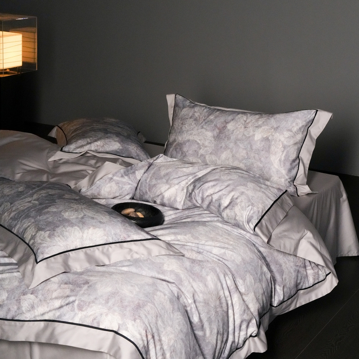 91家纺网 家纺一手货源 找家纺 赫帛 2026新款高端舒柔棉纯棉数码印花四件套-雾语百合系列 雾语百合-蓝色