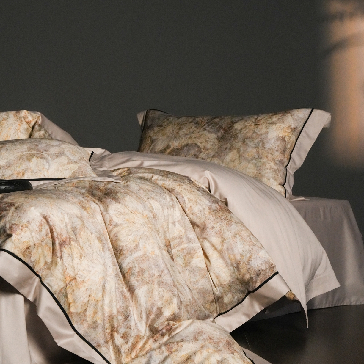 91家纺网 家纺一手货源 找家纺 赫帛 2026新款高端舒柔棉纯棉数码印花四件套-雾语百合系列 雾语百合-燕麦色