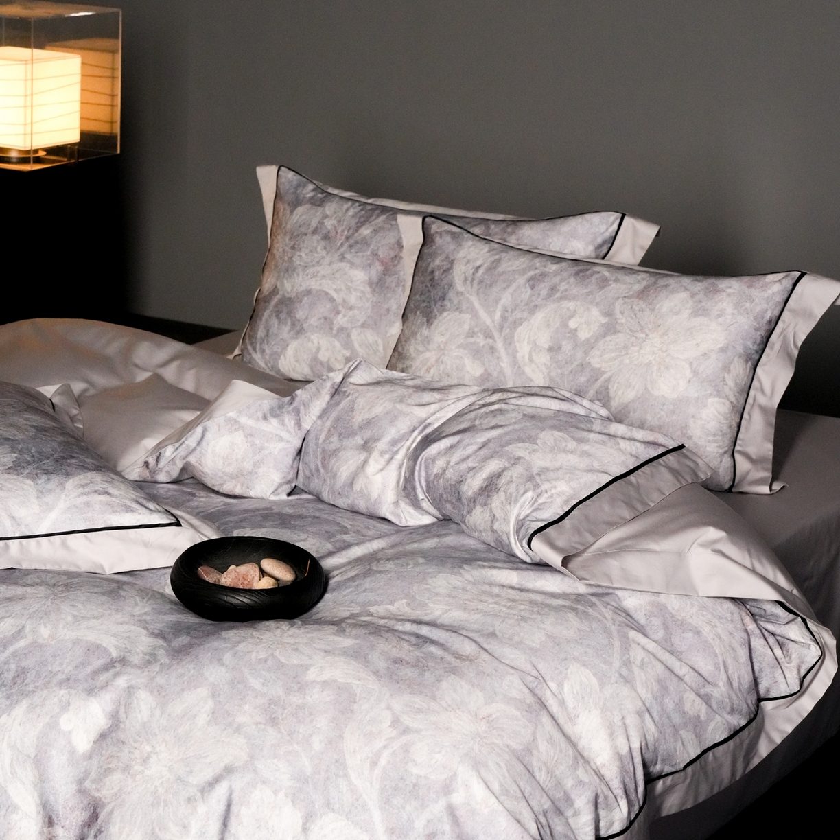 91家纺网 家纺一手货源 找家纺 赫帛 2026新款高端舒柔棉纯棉数码印花四件套-雾语百合系列 雾语百合-蓝色