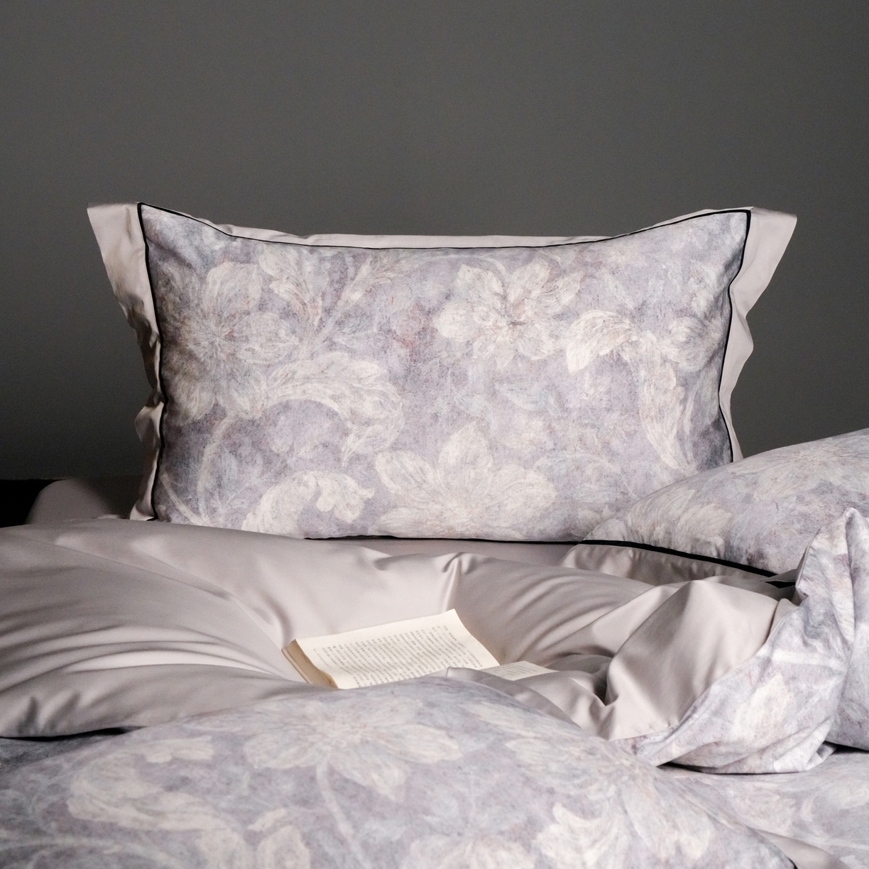 91家纺网 家纺一手货源 找家纺 赫帛 2026新款高端舒柔棉纯棉数码印花四件套-雾语百合系列 雾语百合-蓝色