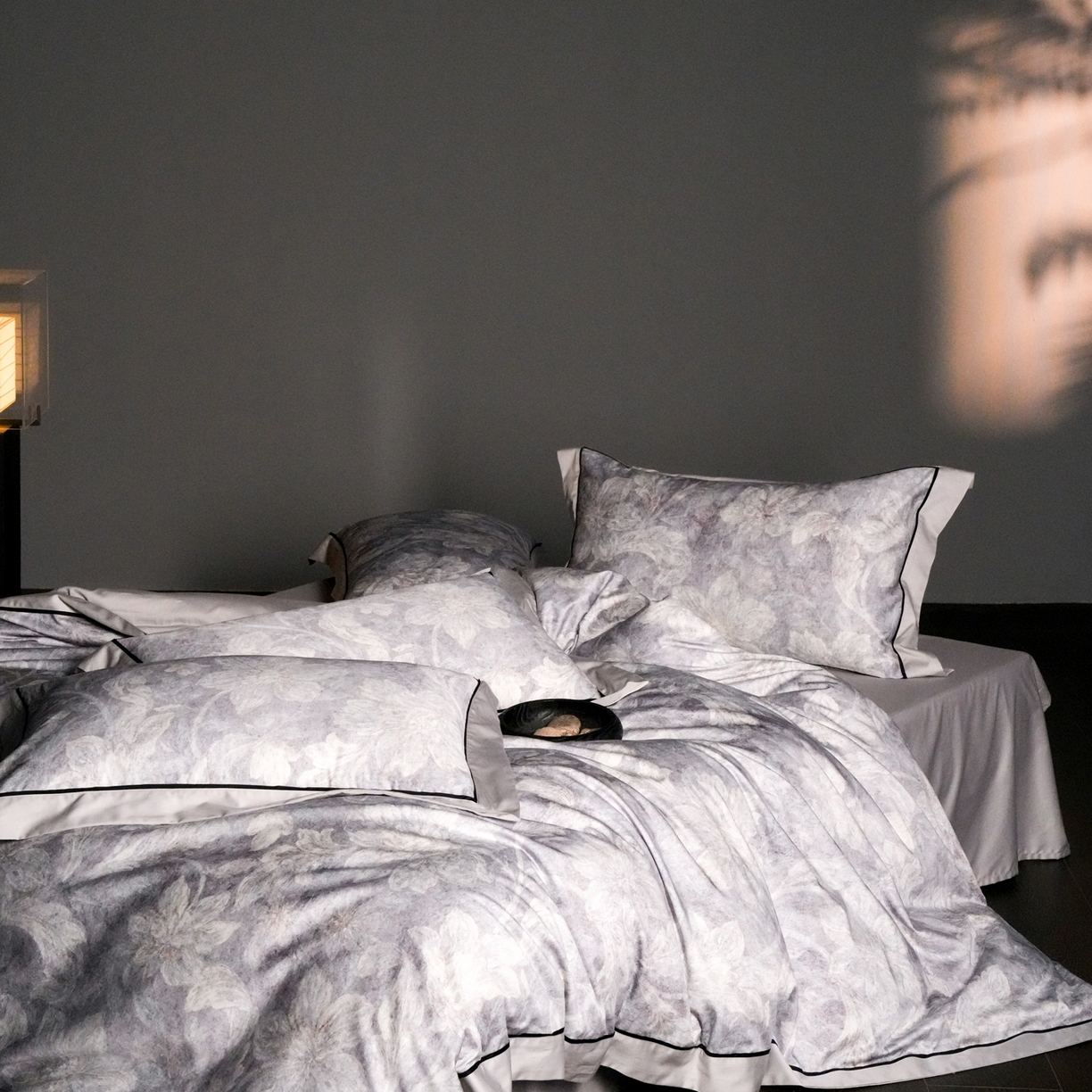 91家纺网 家纺一手货源 找家纺 赫帛 2026新款高端舒柔棉纯棉数码印花四件套-雾语百合系列 雾语百合-蓝色