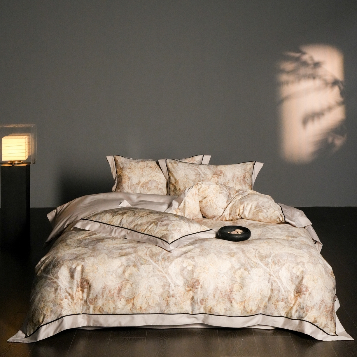 91家纺网 家纺一手货源 找家纺 赫帛 2026新款高端舒柔棉纯棉数码印花四件套-雾语百合系列 雾语百合-燕麦色