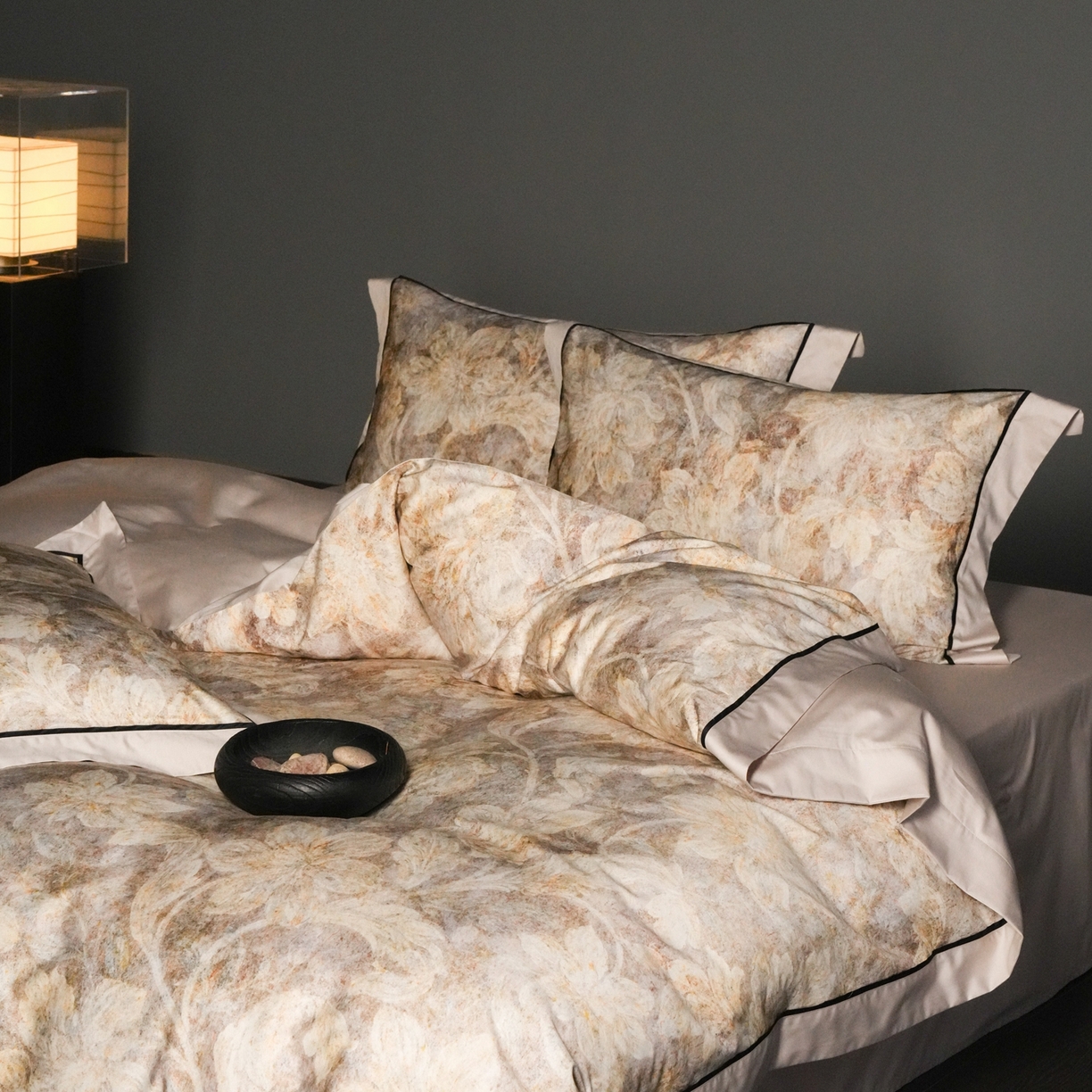 91家纺网 家纺一手货源 找家纺 赫帛 2026新款高端舒柔棉纯棉数码印花四件套-雾语百合系列 雾语百合-燕麦色