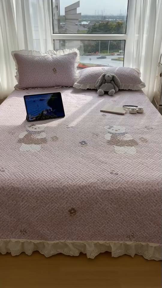 91家纺网 家纺一手货源 找家纺 爱彼家纺 2026新款印花泡芙棉花边床盖三件套-泡芙床盖 花边-可爱熊