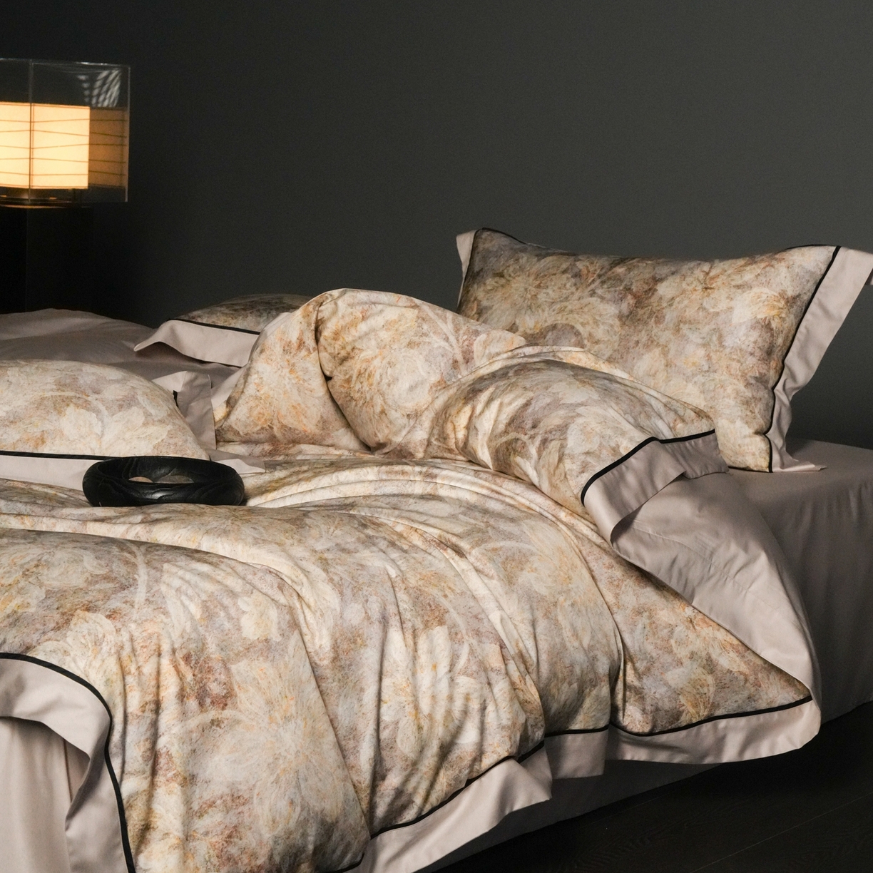 91家纺网 家纺一手货源 找家纺 赫帛 2026新款高端舒柔棉纯棉数码印花四件套-雾语百合系列 雾语百合-燕麦色