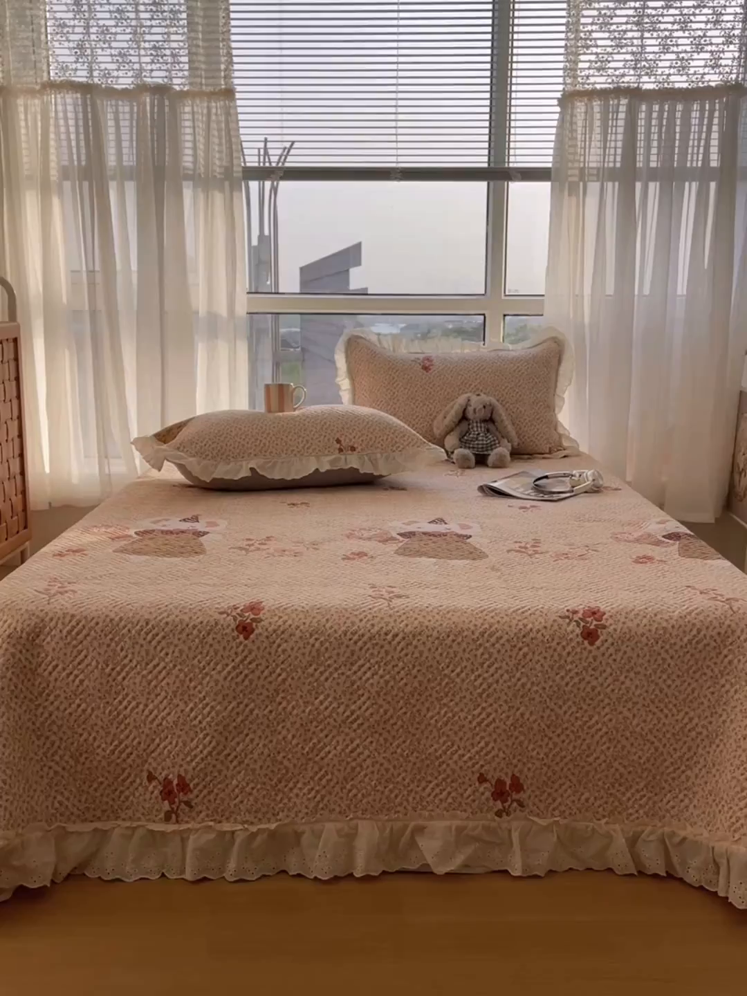 91家纺网 家纺一手货源 找家纺 爱彼家纺 2026新款印花泡芙棉花边床盖三件套-泡芙床盖 花边-圣诞花语