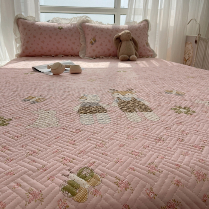 91家纺网 家纺一手货源 找家纺 爱彼家纺 2026新款印花泡芙棉花边床盖三件套-泡芙床盖 花边-温馨时光