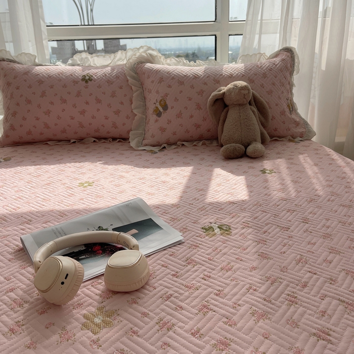 91家纺网 家纺一手货源 找家纺 爱彼家纺 2026新款印花泡芙棉花边床盖三件套-泡芙床盖 花边-温馨时光