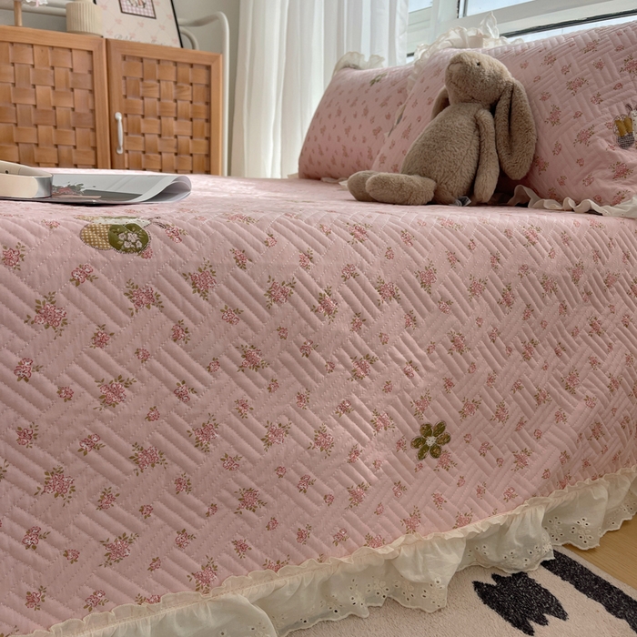 91家纺网 家纺一手货源 找家纺 爱彼家纺 2026新款印花泡芙棉花边床盖三件套-泡芙床盖 花边-温馨时光