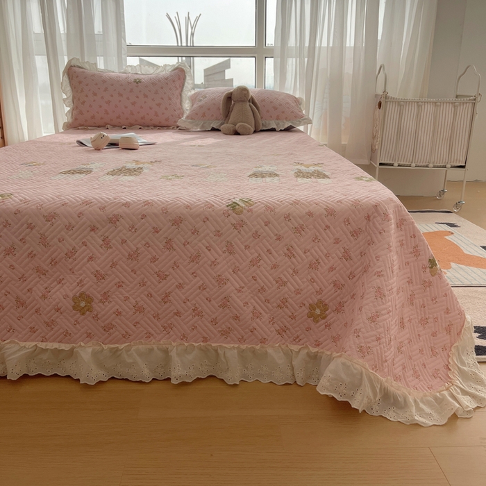 91家纺网 家纺一手货源 找家纺 爱彼家纺 2026新款印花泡芙棉花边床盖三件套-泡芙床盖 花边-温馨时光