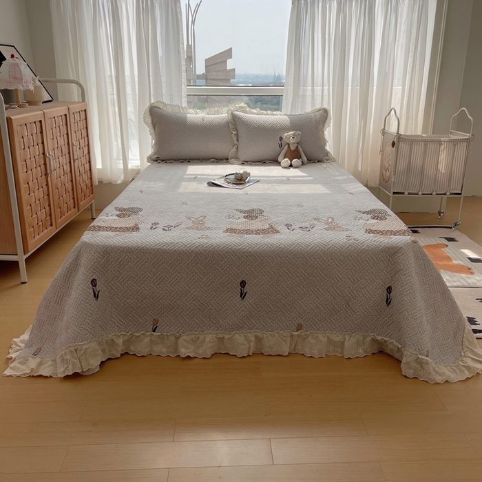 91家纺网 家纺一手货源 找家纺 爱彼家纺 2026新款印花泡芙棉花边床盖三件套-泡芙床盖 花边-心心相连