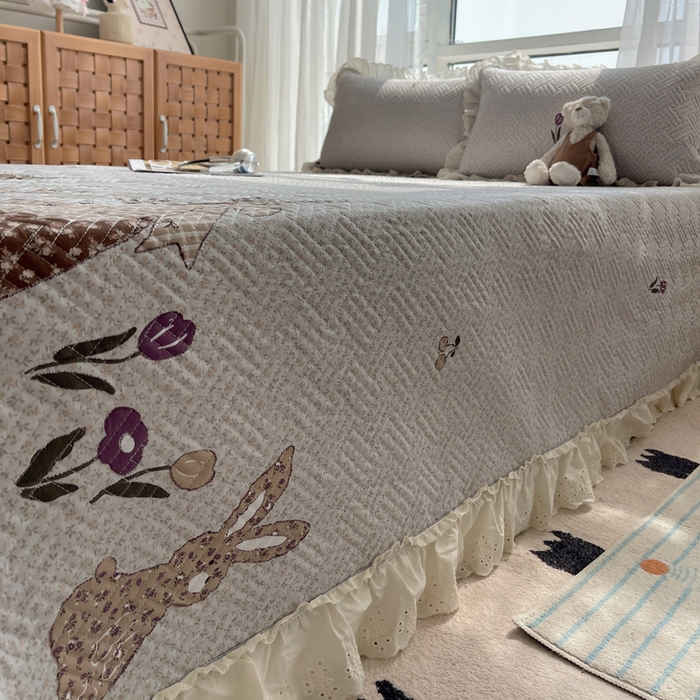 91家纺网 家纺一手货源 找家纺 爱彼家纺 2026新款印花泡芙棉花边床盖三件套-泡芙床盖 花边-心心相连