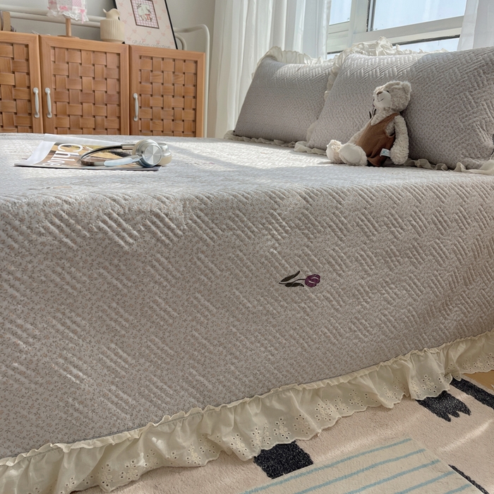 91家纺网 家纺一手货源 找家纺 爱彼家纺 2026新款印花泡芙棉花边床盖三件套-泡芙床盖 花边-心心相连