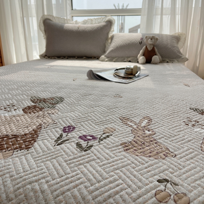 91家纺网 家纺一手货源 找家纺 爱彼家纺 2026新款印花泡芙棉花边床盖三件套-泡芙床盖 花边-心心相连