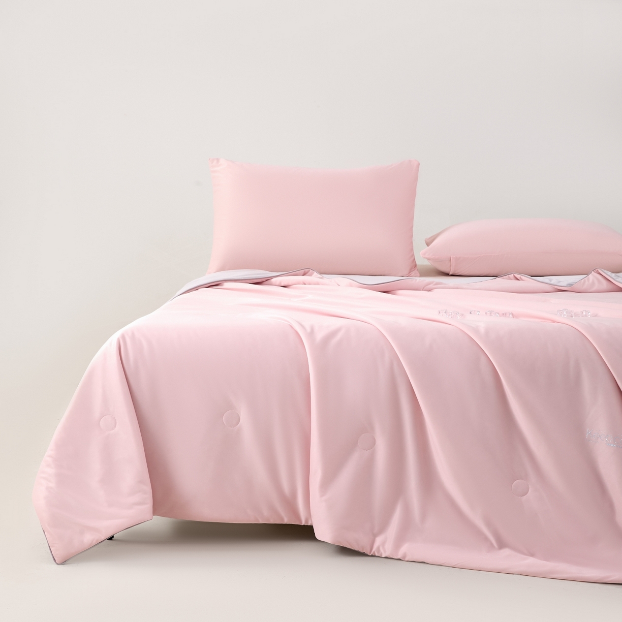 91家纺网 家纺一手货源 找家纺 悦织湾家纺 2026新款凉感丝夏被夏凉被透气凉感冰丝被子空调被夏秋 樱花粉