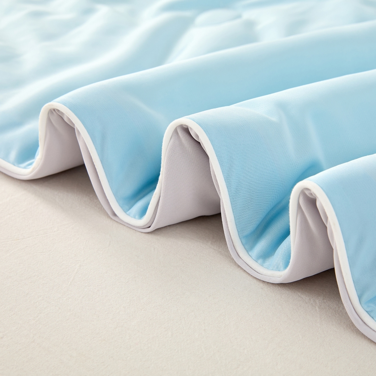 91家纺网 家纺一手货源 找家纺 悦织湾家纺 2026新款凉感丝夏被夏凉被透气凉感冰丝被子空调被夏秋 天空蓝