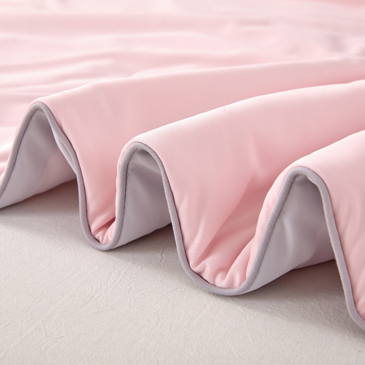 91家纺网 家纺一手货源 找家纺 悦织湾家纺 2026新款凉感丝夏被夏凉被透气凉感冰丝被子空调被夏秋 樱花粉