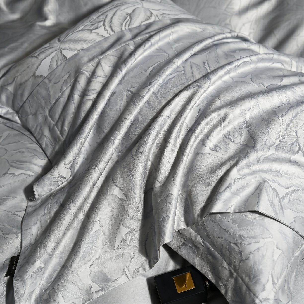 91家纺网 家纺一手货源 找家纺 悦织湾家纺 2026新款轻奢冰丝提花四件套凉感夏秋床上用品三四件套 雾屿蓝叶