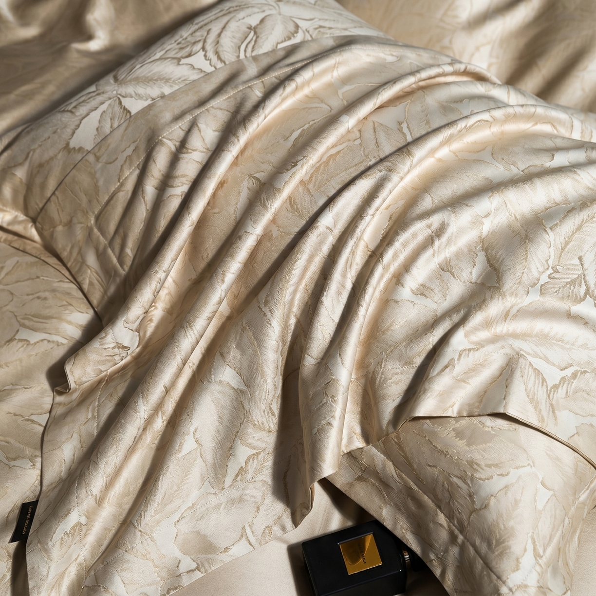 91家纺网 家纺一手货源 找家纺 悦织湾家纺 2026新款轻奢冰丝提花四件套凉感夏秋床上用品三四件套 金叶雅韵