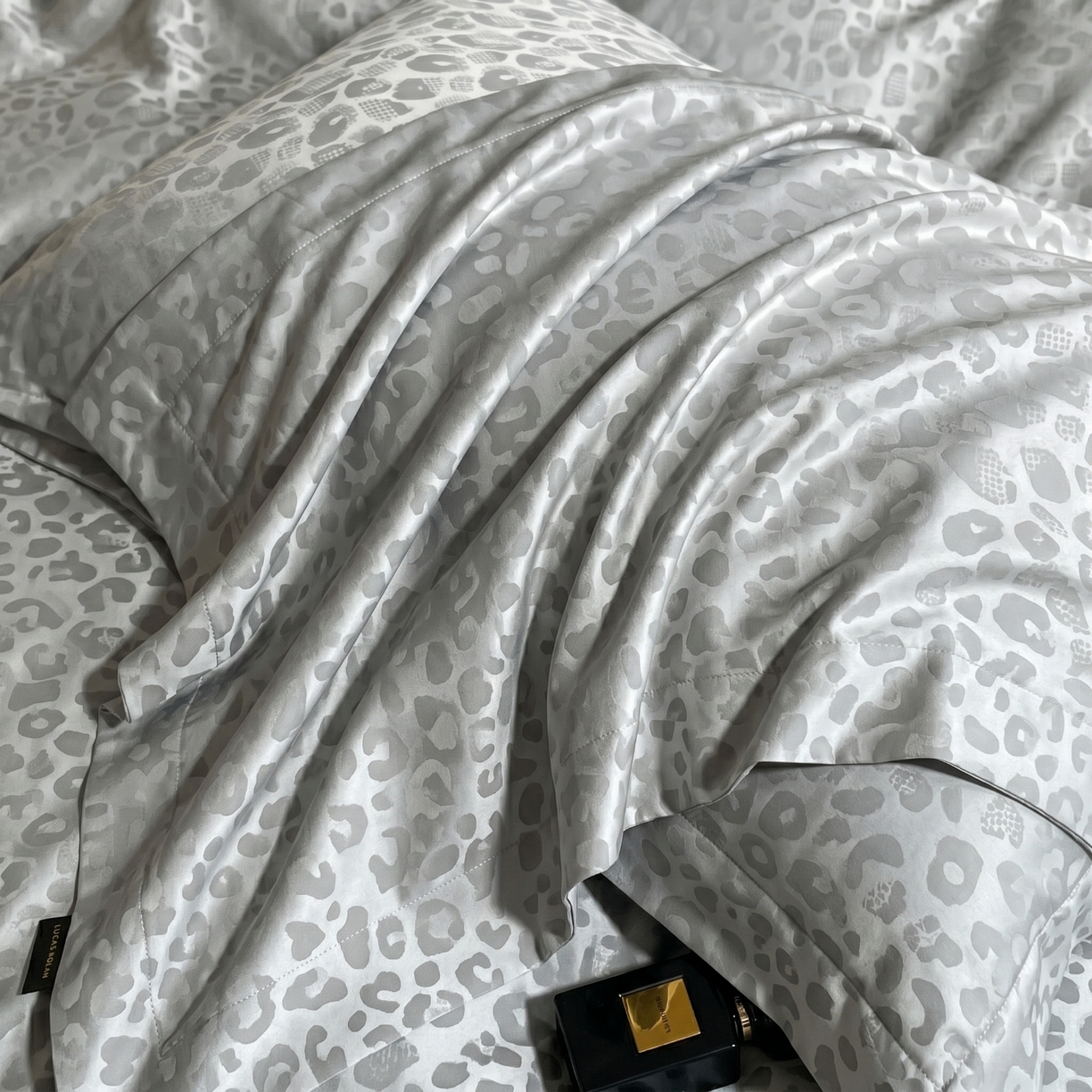 91家纺网 家纺一手货源 找家纺 悦织湾家纺 2026新款轻奢冰丝提花四件套凉感夏秋床上用品三四件套 蓝调豹纹