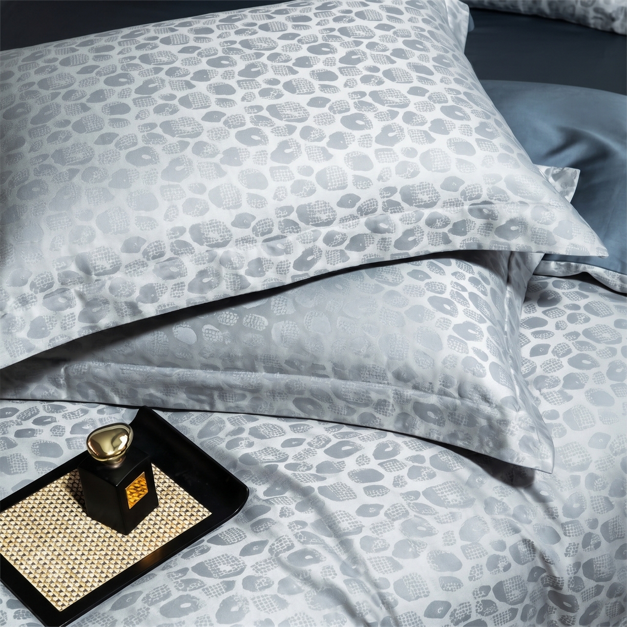 91家纺网 家纺一手货源 找家纺 悦织湾家纺 2026新款轻奢冰丝提花四件套凉感夏秋床上用品三四件套 蓝调豹纹