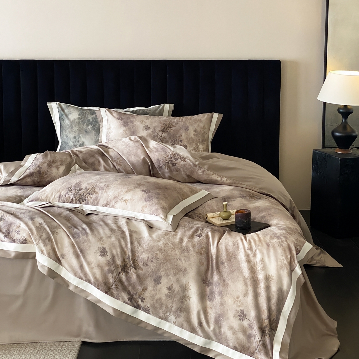 91家纺网 家纺一手货源 找家纺 赫帛 2026新款高端舒柔棉纯棉数码印花四件套-江南墨韵系列 江南墨韵-咖色