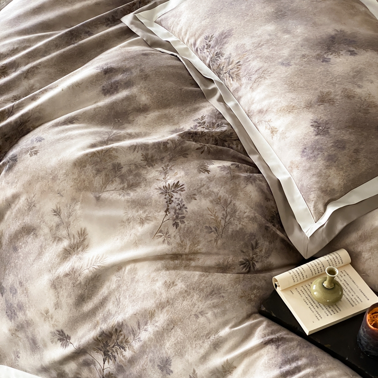 91家纺网 家纺一手货源 找家纺 赫帛 2026新款高端舒柔棉纯棉数码印花四件套-江南墨韵系列 江南墨韵-咖色