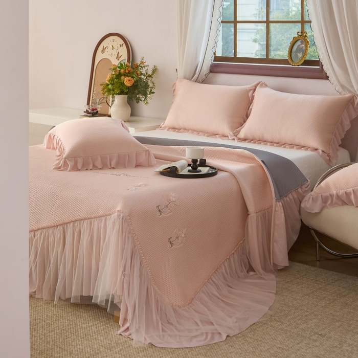 91家纺网 家纺一手货源 找家纺 金绣美居 2026春夏新款绣花款床裙凉席席子空调软席三件套-清裳 清裳-粉色