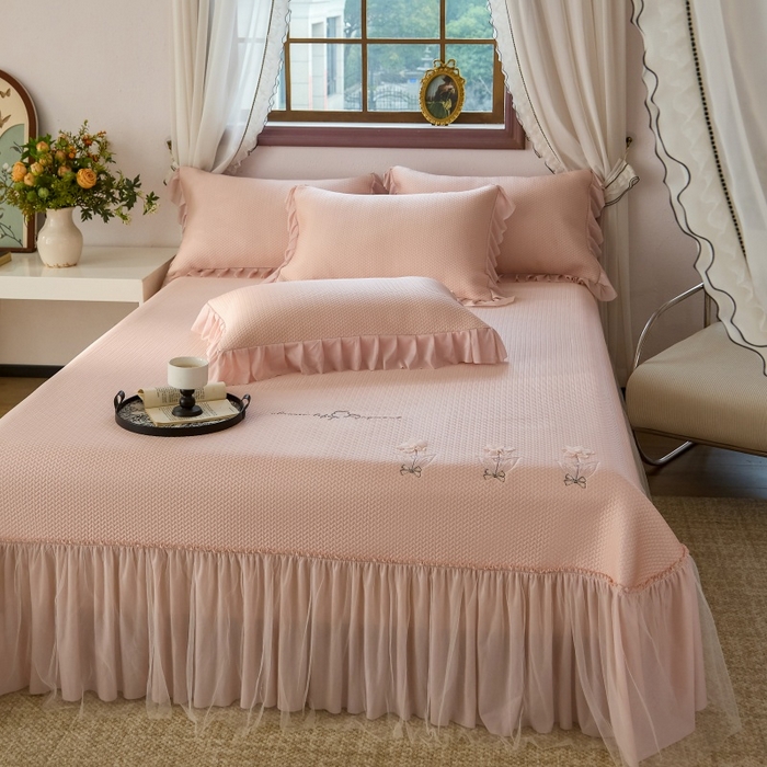 91家纺网 家纺一手货源 找家纺 金绣美居 2026春夏新款绣花款床裙凉席席子空调软席三件套-清裳 清裳-粉色