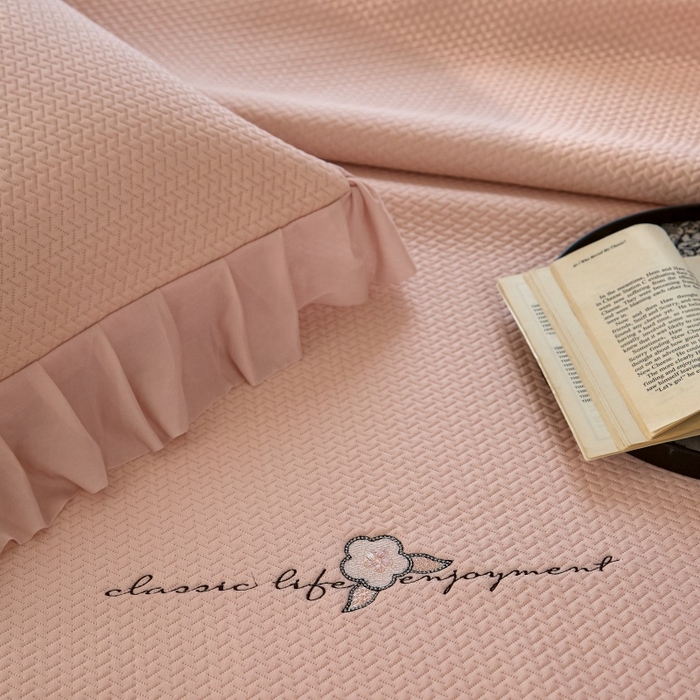 91家纺网 家纺一手货源 找家纺 金绣美居 2026春夏新款绣花款床裙凉席席子空调软席三件套-清裳 清裳-粉色